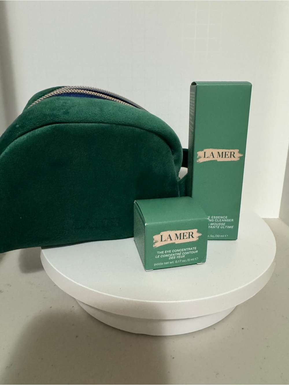 La Mer Velvet Pouch with Cleanser and Eye cream